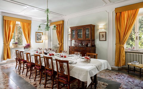 Villa Staggia: Möbel, Interior Design, Tabelle, Stuhl, Decke, Textil, Beleuchtung, Flooring, Esszimmer, Zimmer