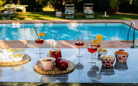 Villa Staggia: Essen, Geschirr, Obst, Servierware, Tabelle, Zutat, Drinkware, Produzieren, Kelche, Dishware