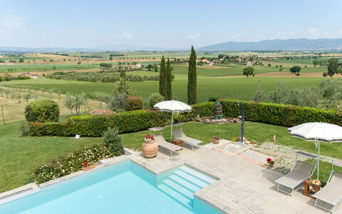 Villa Dei Ciliegi: Wasser, Himmel, Pflanze, Eigentum, Wolke, Schwimmbad, Azurblau, Grundstueck, Baum, Freizeit