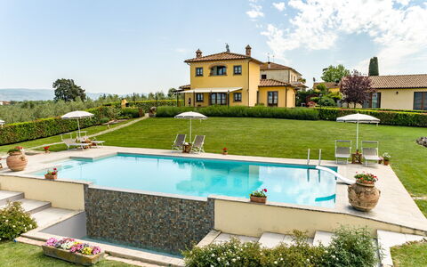 Villa Dei Ciliegi: Wasser, Pflanze, Himmel, Wolke, Schwimmbad, Gebäude, Fenster, Baum, Gartenmöbel, Schatten