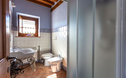 Villa Dei Ciliegi: Spiegel, Armatur, Sinken, Badezimmer, Fenster, Gebäude, Holz, Fussboden, Zapfhahn, Flooring