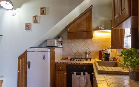 Villa Dei Ciliegi: Countertop, Cabinetry, Eigentum, Pflanze, Küche, Herd, Holz, Gasherd, Blumentopf, Interior Design