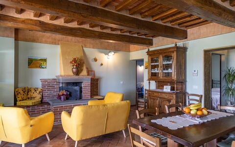 Villa Dei Ciliegi: Möbel, Eigentum, Tabelle, Couch, Pflanze, Holz, Bilderrahmen, Wohnzimmer, Beleuchtung, Interior Design
