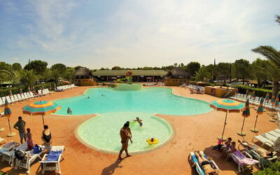 Marina di Bibbona 673: Himmel, Wolke, Wasser, Schwimmbad, Pflanze, Baum, Schatten, Freizeit, Spass, Erholung