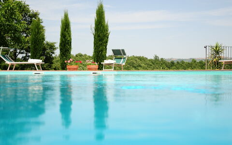 Casale Chieteno: Wasser, Himmel, Wolke, Schwimmbad, Pflanze, Baum, Natürliche Landschaft, Gebäude, Freizeit, Haus