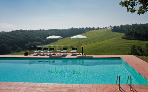 Casale Chieteno: Wasser, Himmel, Eigentum, Schwimmbad, Pflanze, Regenschirm, Azurblau, Rechteck, Schatten, Baum