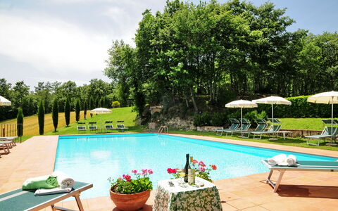 Casale Chieteno: Wasser, Pflanze, Himmel, Baum, Azurblau, Schwimmbad, Wolke, Gartenmöbel, Blume, Freizeit