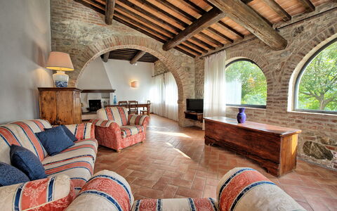 Casale Chieteno: Tabelle, Möbel, Couch, Gebäude, Holz, Fenster, Komfort, Interior Design, Wohnzimmer, Fussboden