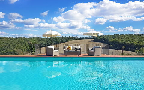 Casale Chieteno: Wolke, Wasser, Himmel, Daytime, Pflanze, Schwimmbad, Blau, Natur, Gebäude, Rechteck