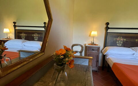 Podere La Sterza: Möbel, Spiegel, Komfort, Blume, Gebäude, Beleuchtung, Bettrahmen, Lampe, Interior Design, Fussboden