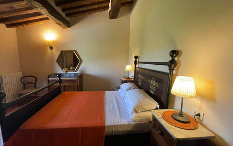 Podere La Sterza: Möbel, Eigentum, Komfort, Holz, Lampe, Beleuchtung, Bett, Bettrahmen, Interior Design, Fussboden