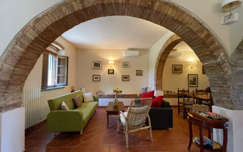 Podere La Sterza: Möbel, Tabelle, Couch, Bilderrahmen, Pflanze, Stuhl, Zimmerpflanze, Wohnzimmer, Komfort, Interior Design