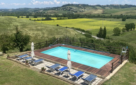 Podere La Sterza: Wasser, Himmel, Pflanze, Schwimmbad, Baum, Wolke, Gartenmöbel, Natürliche Landschaft, Rechteck, Stuhl