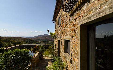 Casale Montanare: Pflanze, Himmel, Gebäude, Blatt, Holz, Landschaft, Ländliches Gebiet, Grundeigentum, Hütte, Baum