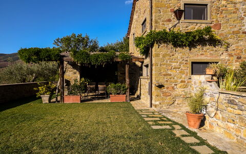 Casale Montanare: Pflanze, Himmel, Eigentum, Fenster, Gebäude, Grundstueck, Gras, Wohngebiet, Nachbarschaft, Hütte