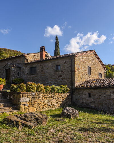 Casale Montanare: Wolke, Pflanze, Himmel, Gebäude, Natürliche Landschaft, Fenster, Baum, Hochland, Vegetation, Grundstueck