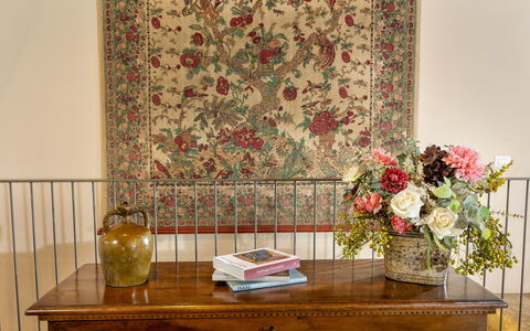 Podere D'Asso: Tabelle, Blume, Möbel, Pflanze, Textil, Holz, Interior Design, Wohnzimmer, Fussboden, Flooring