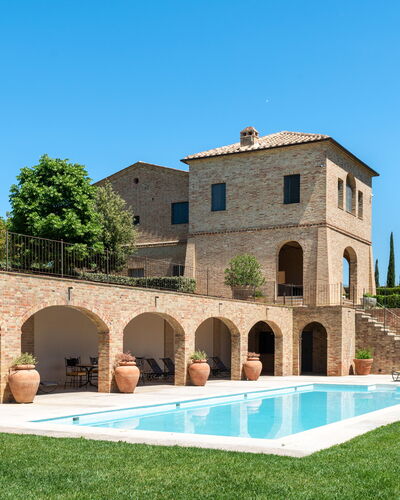 Podere D'Asso: Pflanze, Himmel, Gebäude, Wasser, Baum, Gras, Haus, Landschaft, Wohngebiet, Freizeit