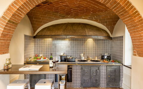 Villa Pianoia: Countertop, Holz, Cabinetry, Herd, Flooring, Küche, Fussboden, Interior Design, Tabelle, Küchengerät