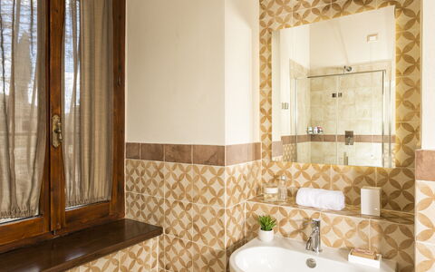 Villa Pianoia: Armatur, Zapfhahn, Eigentum, Spiegel, Sinken, Badezimmer, Bad Sink, Pflanze, Interior Design, Holz