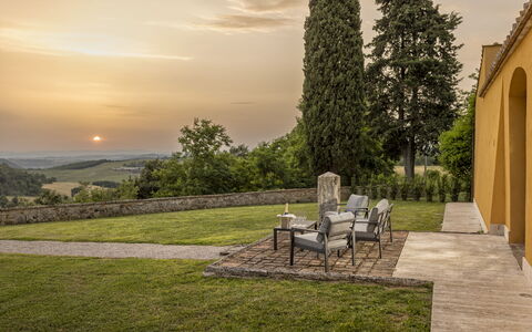Villa Pianoia: Wolke, Pflanze, Himmel, Möbel, Stuhl, Grundstueck, Sonnenlicht, Natürliche Landschaft, Baum, Gartenmöbel