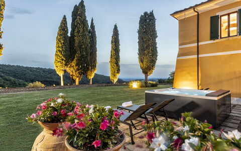Villa Pianoia: Blume, Pflanze, Himmel, Eigentum, Blumentopf, Fenster, Gebäude, Botanik, Wolke, Baum