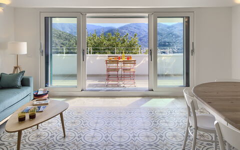 Casa Grande Mare - Levanto: Möbel, Eigentum, Gebäude, Tabelle, Fenster, Azurblau, Holz, Interior Design, Wohnzimmer