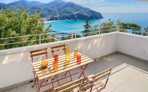Casa Grande Mare - Levanto: Wasser, Himmel, Gebäude, Eigentum, Wolke, Holz, Stuhl, Gartenmöbel, Schatten, Haus