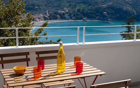 Casa Grande Mare - Levanto: Wasser, Eigentum, Tabelle, Möbel, Flasche, Geschirr, Azurblau, Stuhl, Baum, Gartenmöbel