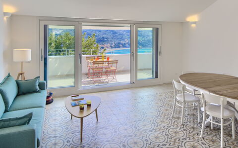 Casa Grande Mare - Levanto: Tabelle, Möbel, Eigentum, Stuhl, Holz, Interior Design, Flooring, Couch, Fussboden, Schatten