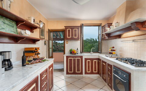 Villa Morellino: Cabinetry, Countertop, Eigentum, Möbel, Herd, Küche, Holz, Haushaltsgerät, Interior Design, Küchengerät