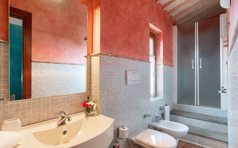Villa Morellino: Spiegel, Zapfhahn, Armatur, Sinken, Eigentum, Bad Sink, Badezimmer, Holz, Die Architektur, Interior Design