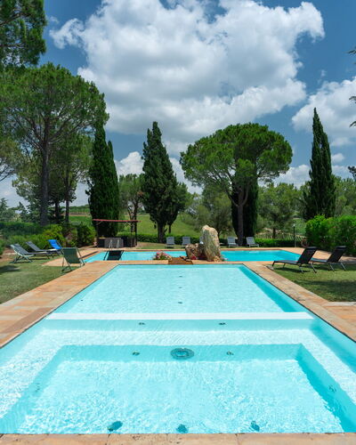 Villa Morellino: Pflanze, Wasser, Wolke, Himmel, Eigentum, Schwimmbad, Azurblau, Baum, Gras, Freizeit