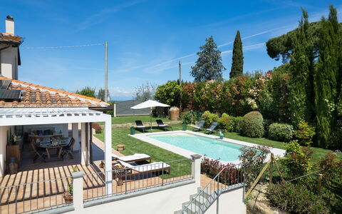 Villa Di Pillo: Himmel, Pflanze, Wolke, Schwimmbad, Wasser, Baum, Gartenmöbel, Schatten, Eco Hotel, Regenschirm