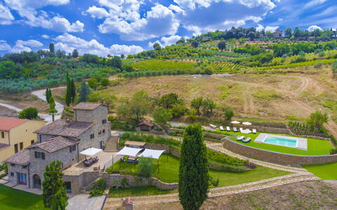 La Torre Di Panzano: Wolke, Pflanze, Himmel, Natürliche Landschaft, Grundstueck, Baum, Gras, Landschaft, Urban Design, Wiese