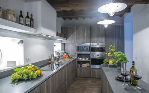 La Torre Di Panzano: Countertop, Cabinetry, Gebäude, Küche, Interior Design, Herd, Pflanze, Fussboden, Sinken