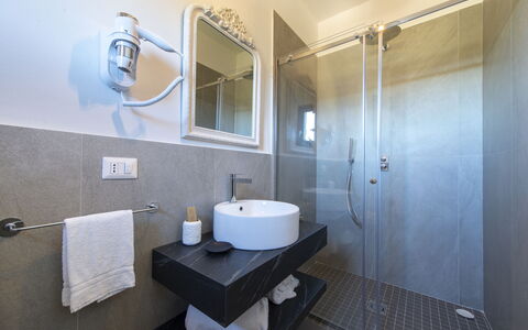 Bella Di Panzano: Spiegel, Eigentum, Zapfhahn, Sinken, Armatur, Bad Sink, Badezimmer, Lila, Interior Design, Die Architektur