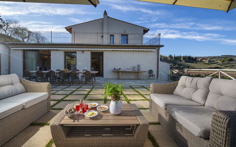 Bella Di Panzano: Möbel, Himmel, Tabelle, Eigentum, Couch, Wolke, Interior Design, Gartenmöbel, Schatten, Wohnzimmer