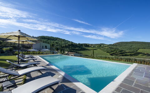 Bella Di Panzano: Wasser, Wolke, Himmel, Eigentum, Schwimmbad, Pflanze, Azurblau, Gebäude, Gartenmöbel, Baum