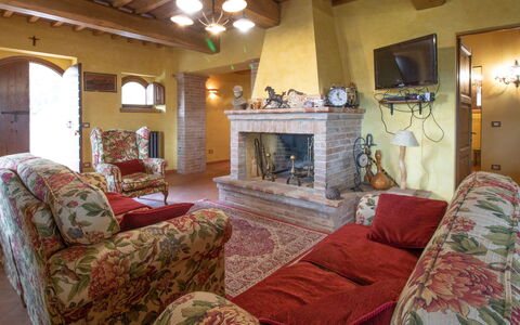 Guarda Valle: Möbel, Eigentum, Bilderrahmen, Couch, Gebäude, Wohnzimmer, Holz, Beleuchtung, Interior Design, Fussboden