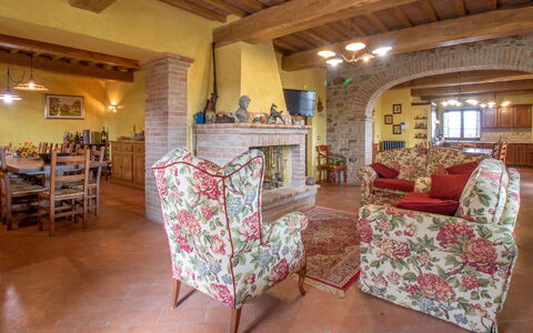 Guarda Valle: Tabelle, Möbel, Gebäude, Holz, Stuhl, Dekoration, Couch, Interior Design, Fussboden, Flooring
