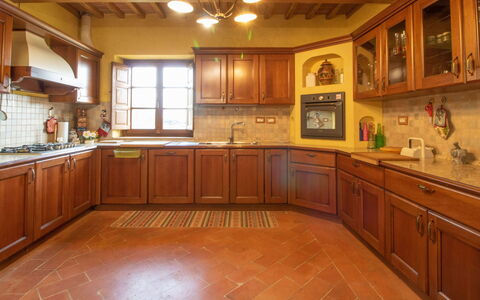 Guarda Valle: Cabinetry, Holz, Beleuchtung, Holzbeize, Countertop, Fussboden, Flooring, Hartholz, Küche, Schublade