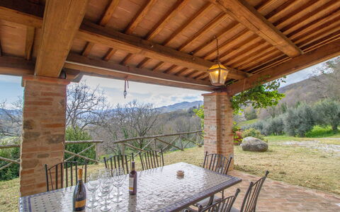 Guarda Valle: Pflanze, Eigentum, Tabelle, Holz, Baum, Schatten, Veranda, Hütte, Himmel, Gebäude