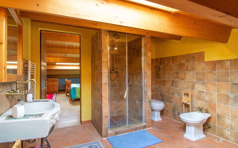 Guarda Valle: Eigentum, Armatur, Interior Design, Holz, Sinken, Fussboden, Badezimmer, Flooring, Zapfhahn, Wand