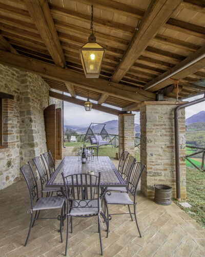 Guarda Valle: Pflanze, Tabelle, Möbel, Eigentum, Gebäude, Himmel, Stuhl, Fenster, Schatten, Interior Design