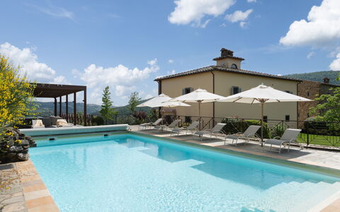 Villa Castelluccio: Himmel, Wasser, Wolke, Pflanze, Schwimmbad, Azurblau, Schatten, Baum, Freizeit, Gartenmöbel