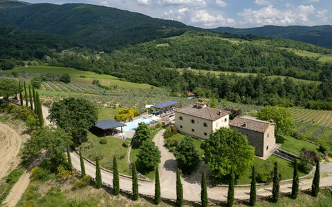 Villa Castelluccio: Pflanze, Wolke, Himmel, Gebäude, Natürliche Landschaft, Baum, Haus, Hochland, Grundstueck, Vegetation