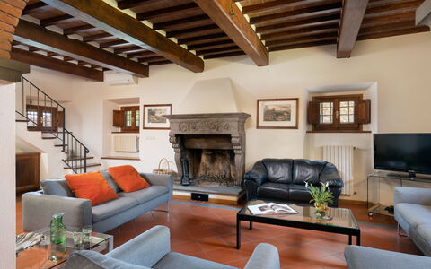 Villa Castelluccio: Couch, Eigentum, Tabelle, Möbel, Bilderrahmen, Holz, Wohnzimmer, Interior Design, Beleuchtung, Studio Couch