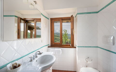 Villa Castelluccio: Spiegel, Armatur, Zapfhahn, Eigentum, Sinken, Bad Sink, Azurblau, Badezimmer, Interior Design, Holz