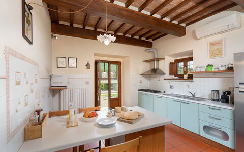 Villa Castelluccio: Eigentum, Cabinetry, Countertop, Fenster, Holz, Schublade, Interior Design, Tabelle, Gebäude, Küche